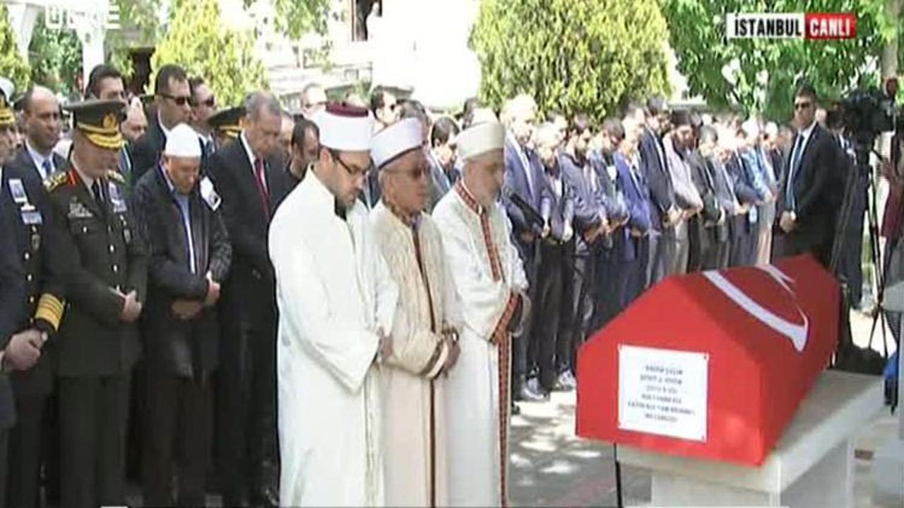 Devletin zirvesi şehit &uuml;steğmeni uğurladı