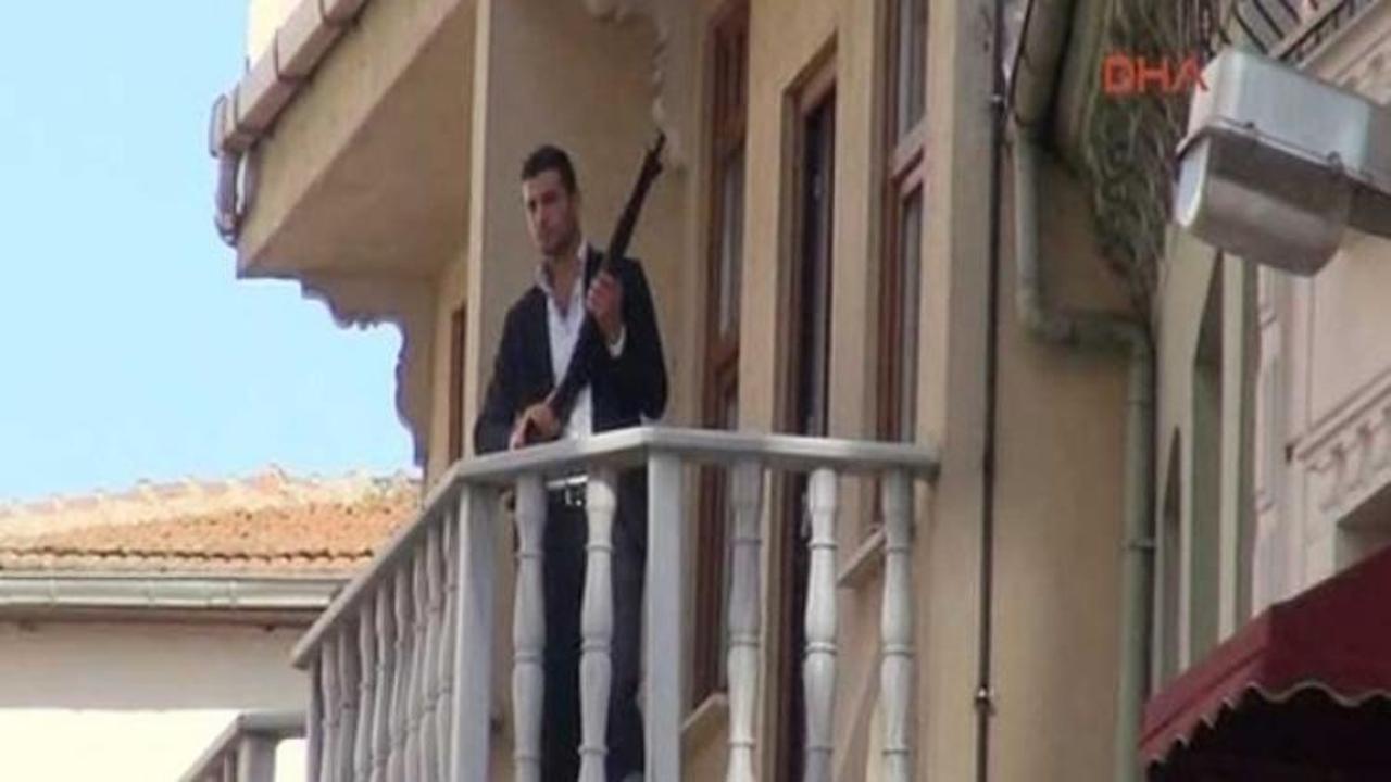 Elinde pompalı tüfekle İstanbul'da para saçıyor
