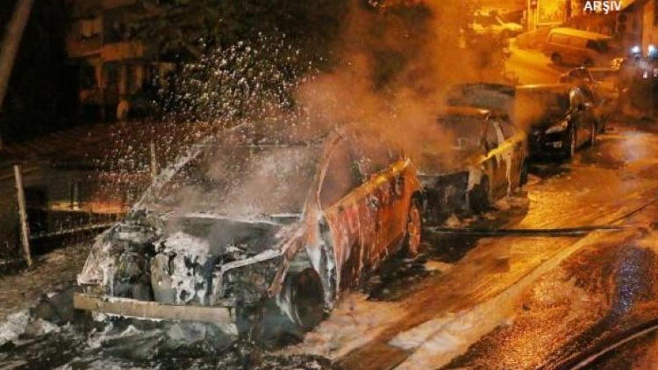 Fatih'te park halindeki 6 ara&ccedil; kundaklandı