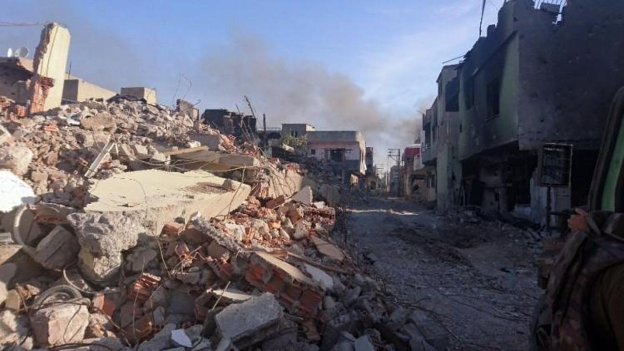 PKK'lı teröristler Nusaybin'i harabeye çevirdi
