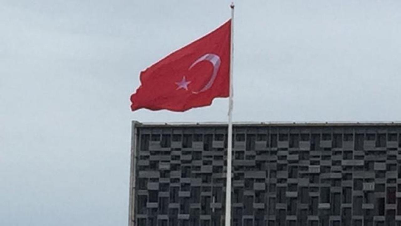 Taksim'de dev bayrak yeniden göndere çekildi