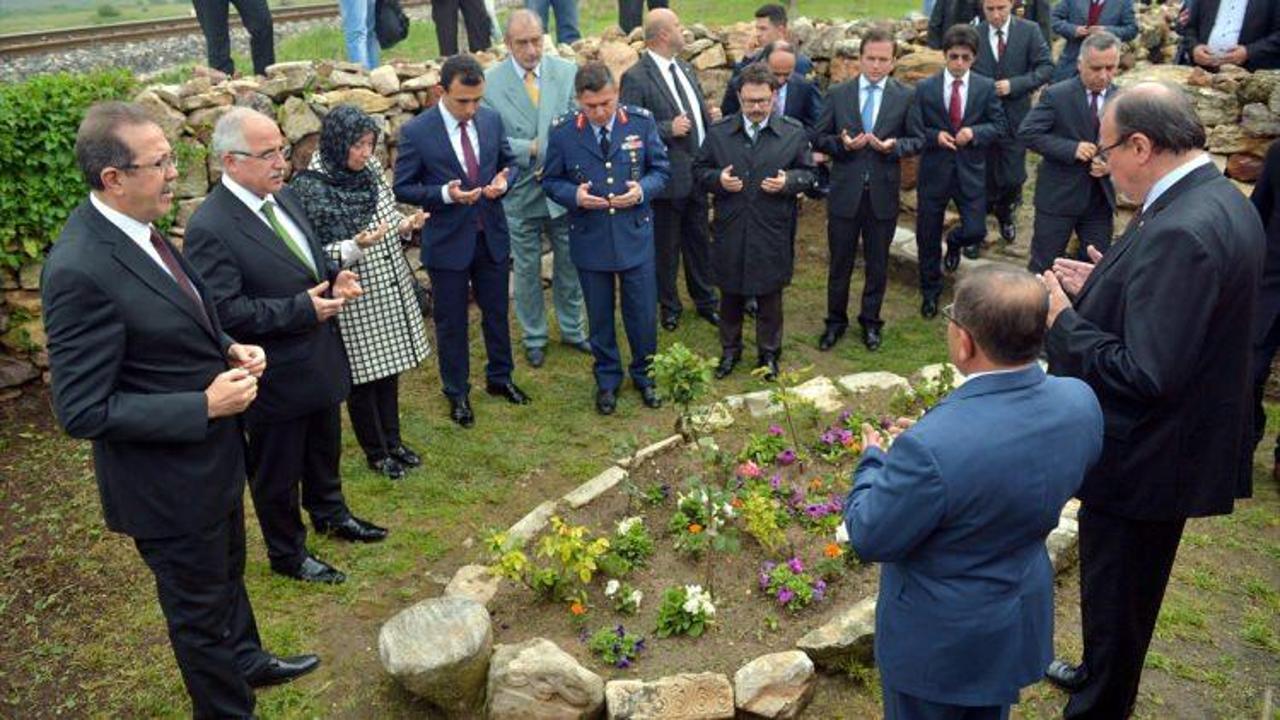 Yunus Emre, kabri başında anıldı