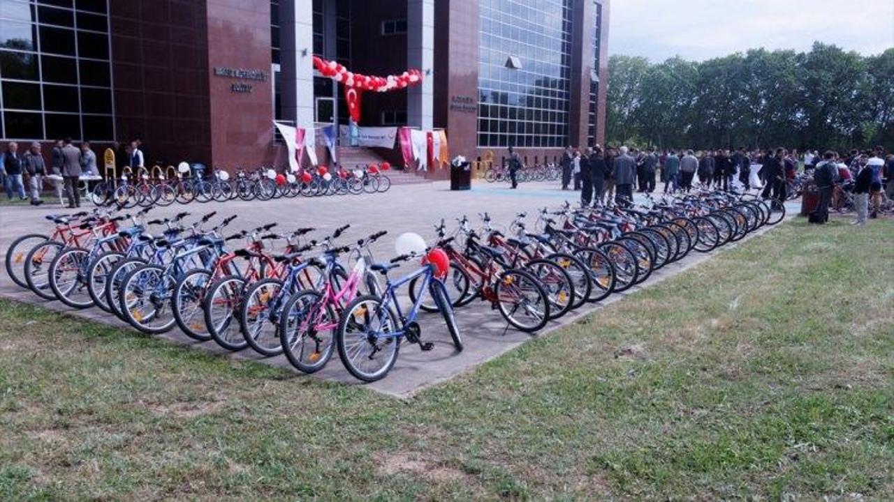 Kocaeli'de, üniversite öğrencilerine bisiklet dağıtıldı