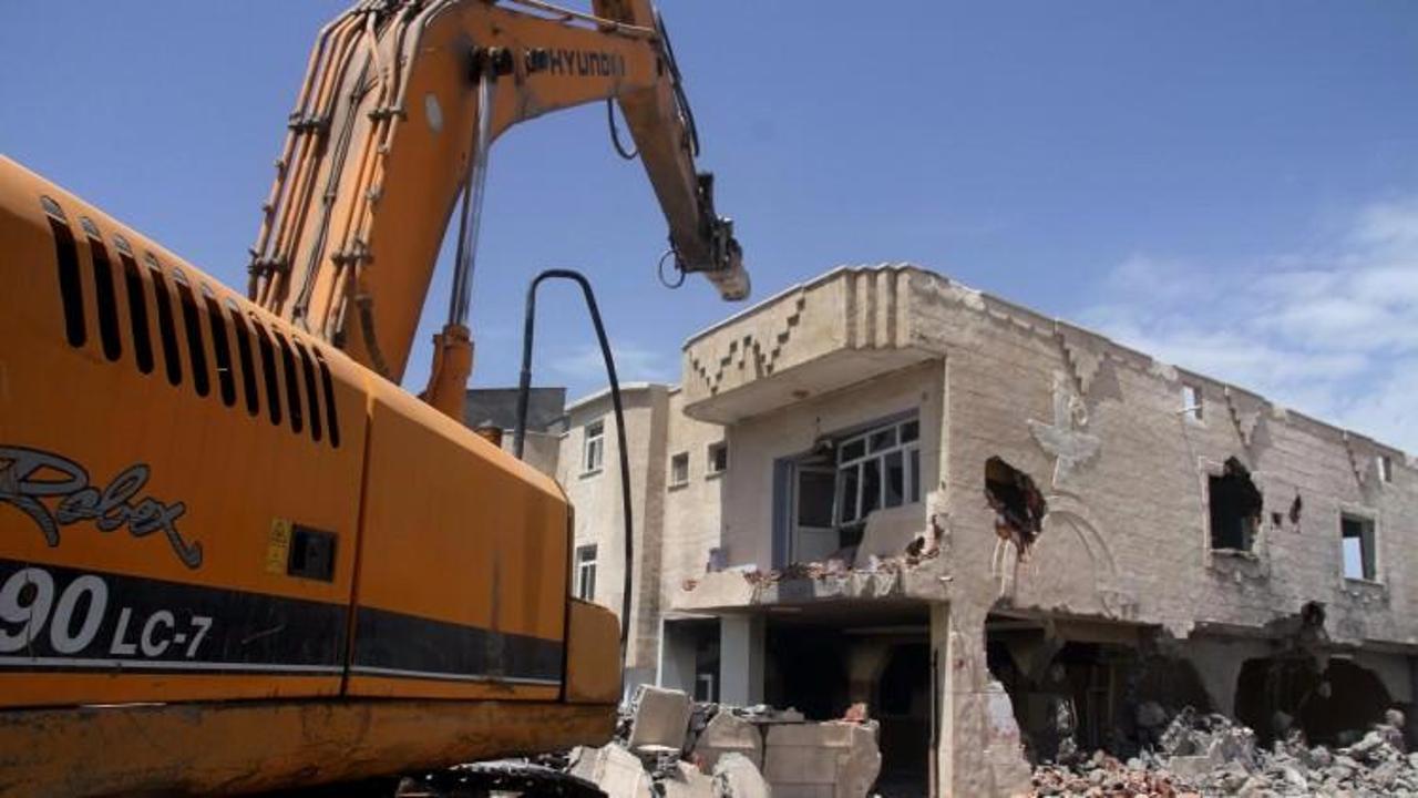 Hasar gören 600 evin yıkımına başlandı