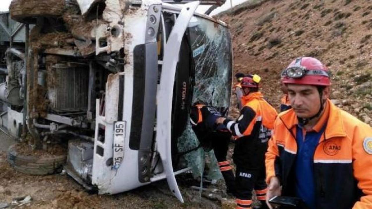 Midibüs kayarak yan yattı: 31 yaralı