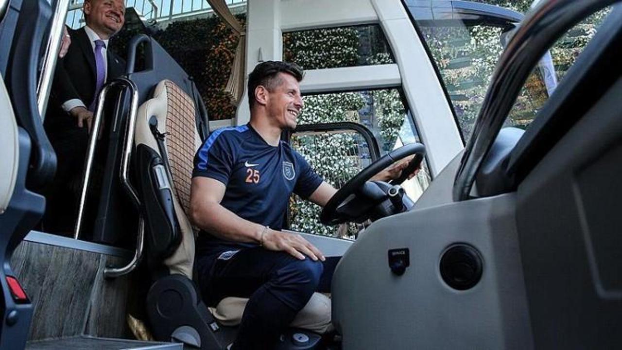 Kaptan Emre yeni otobüsle poz verdi