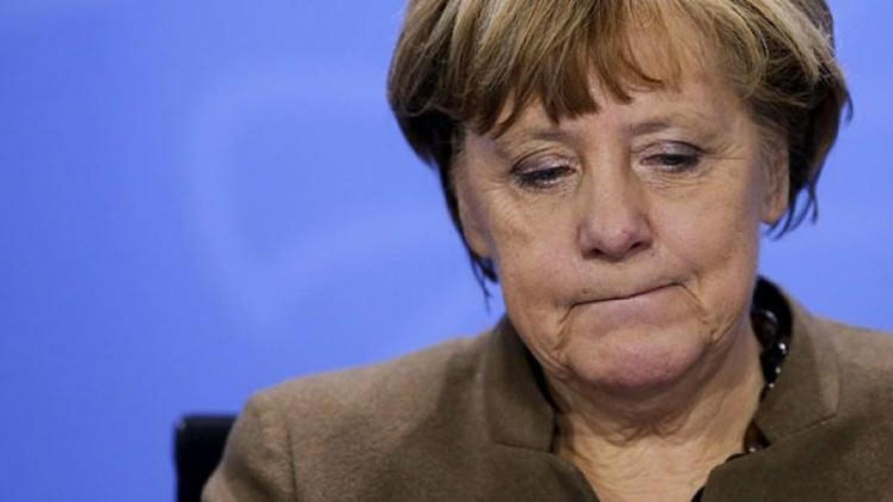 Merkel'e kesik domuz başı şoku