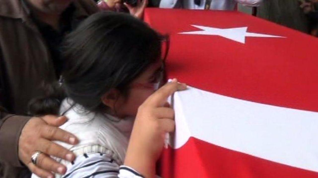 Şehit babaya son &ouml;p&uuml;c&uuml;k!