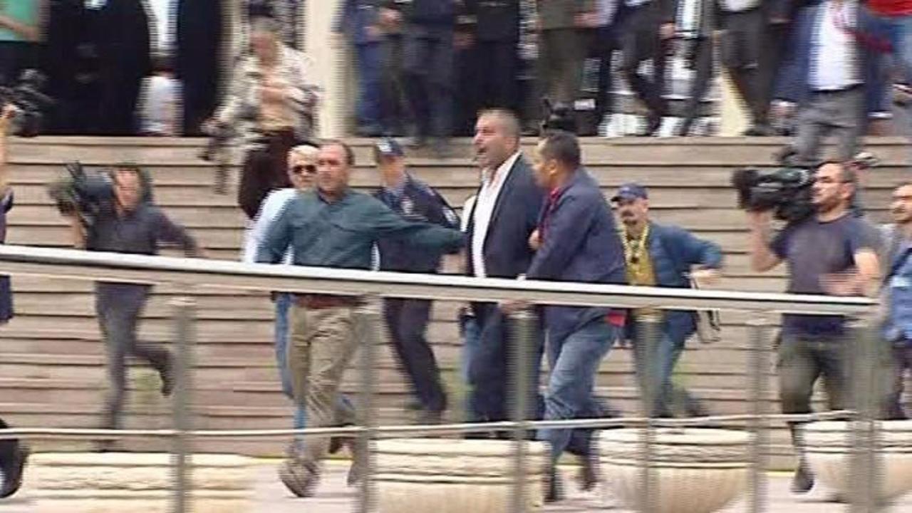 Şehit cenazesinde CHP'li G&ouml;k'e protesto 