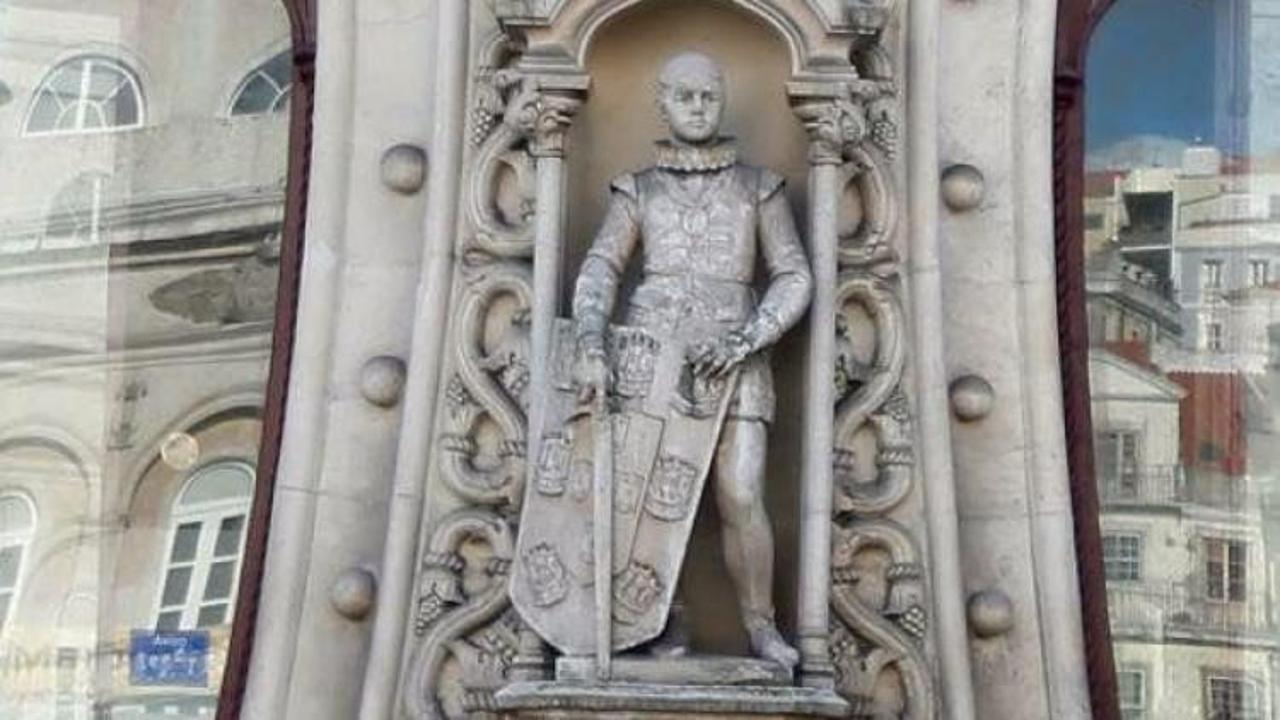 Selfie çekerken 126 yıllık heykeli devirdi