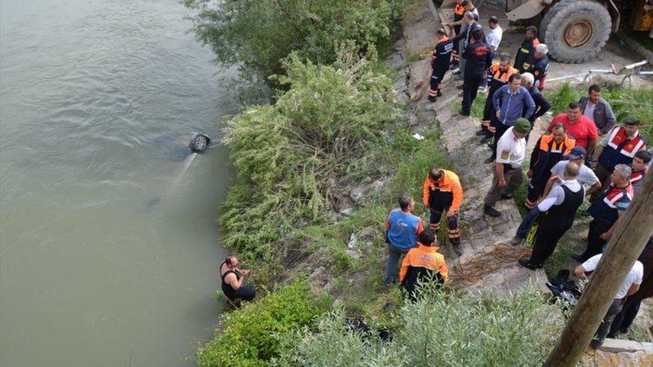 GÜNCELLEME - Kızılırmak Nehri'ne otomobil düştü: 3 ölü