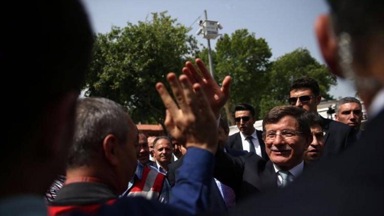 Başbakan Davutoğlu'ndan okul ziyareti