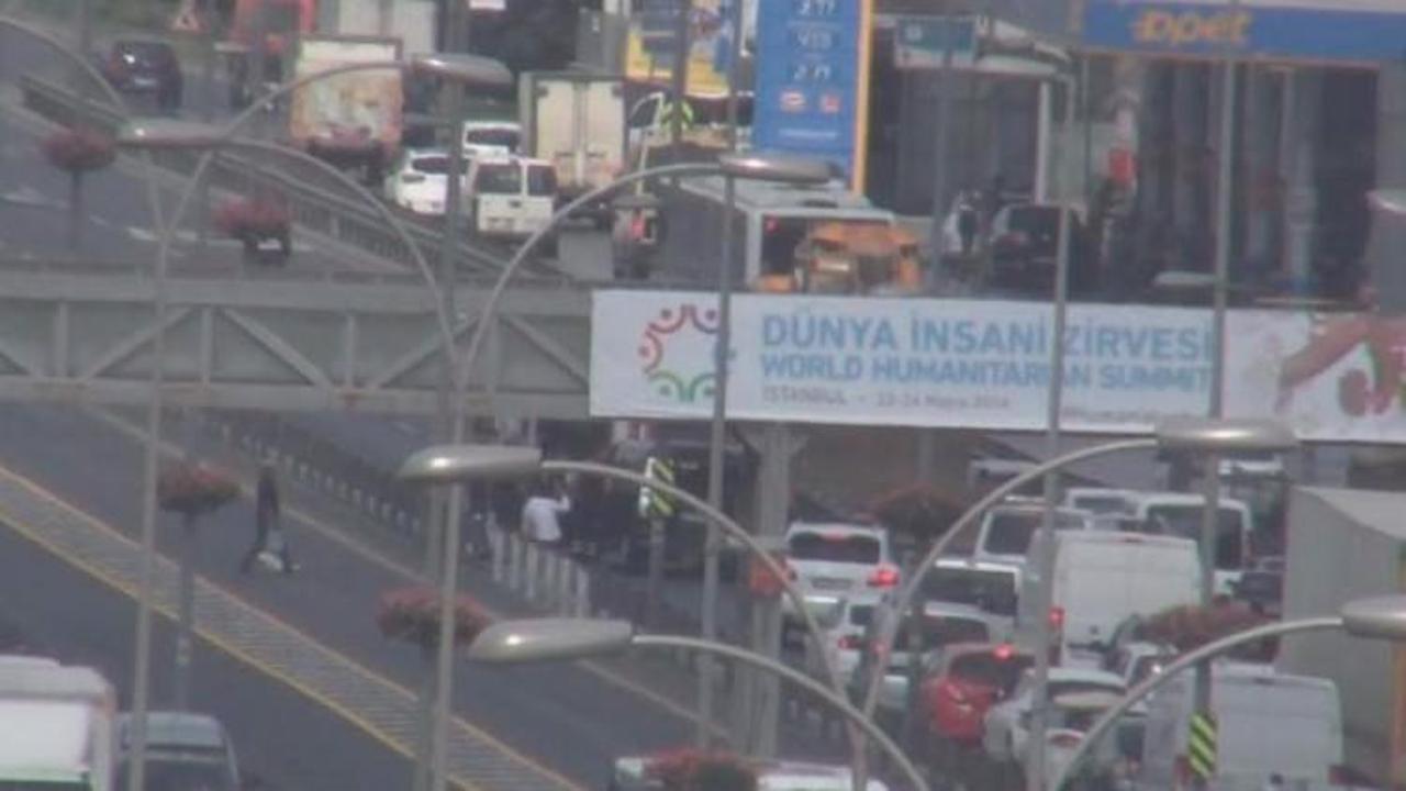 E-5'te zincirleme kaza! Tır taksiyi bi&ccedil;ti