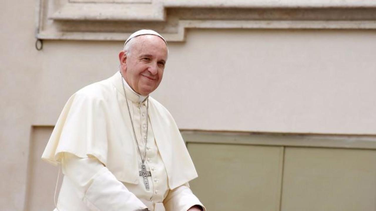 Papa'dan Fransa'ya 'başörtüsü' eleştirisi