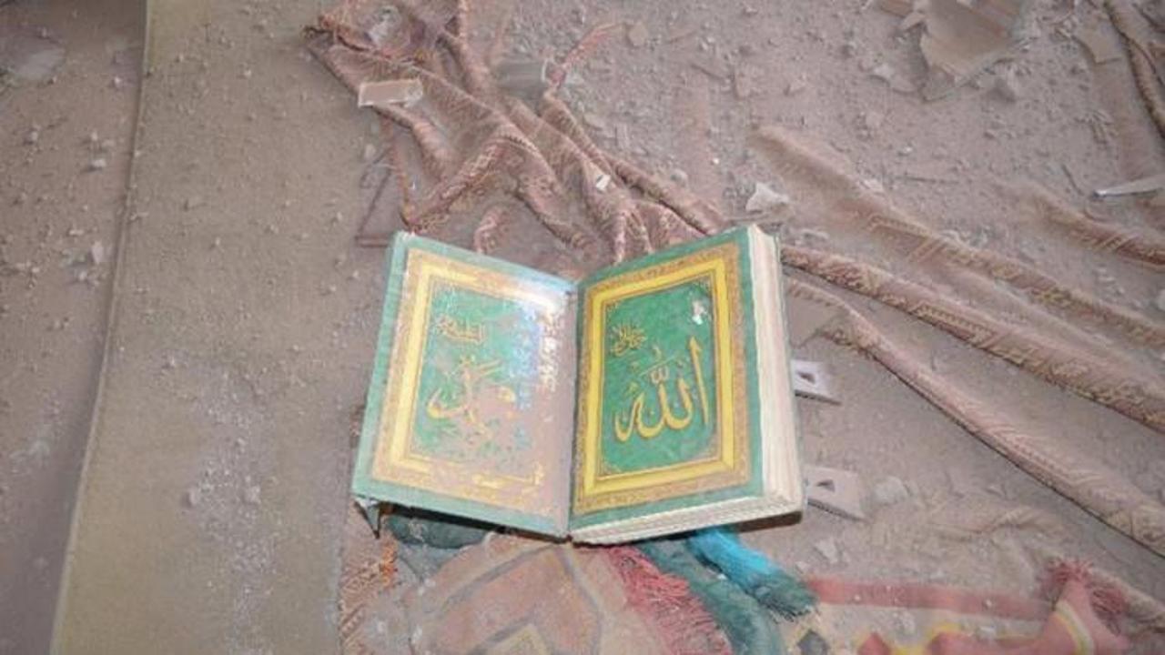 Teröristler Kur'an'ı parçaladı, askerler topladı