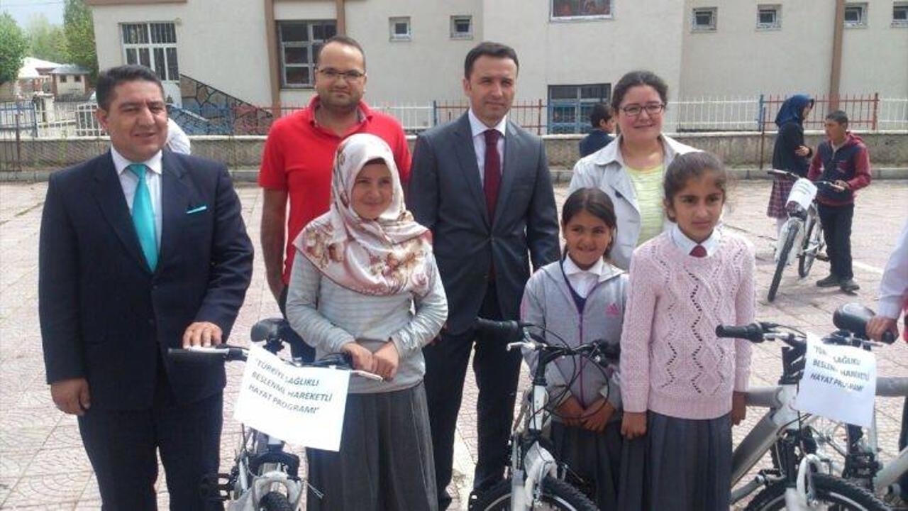 Hamur'da öğrencilere bisiklet dağıtıldı
