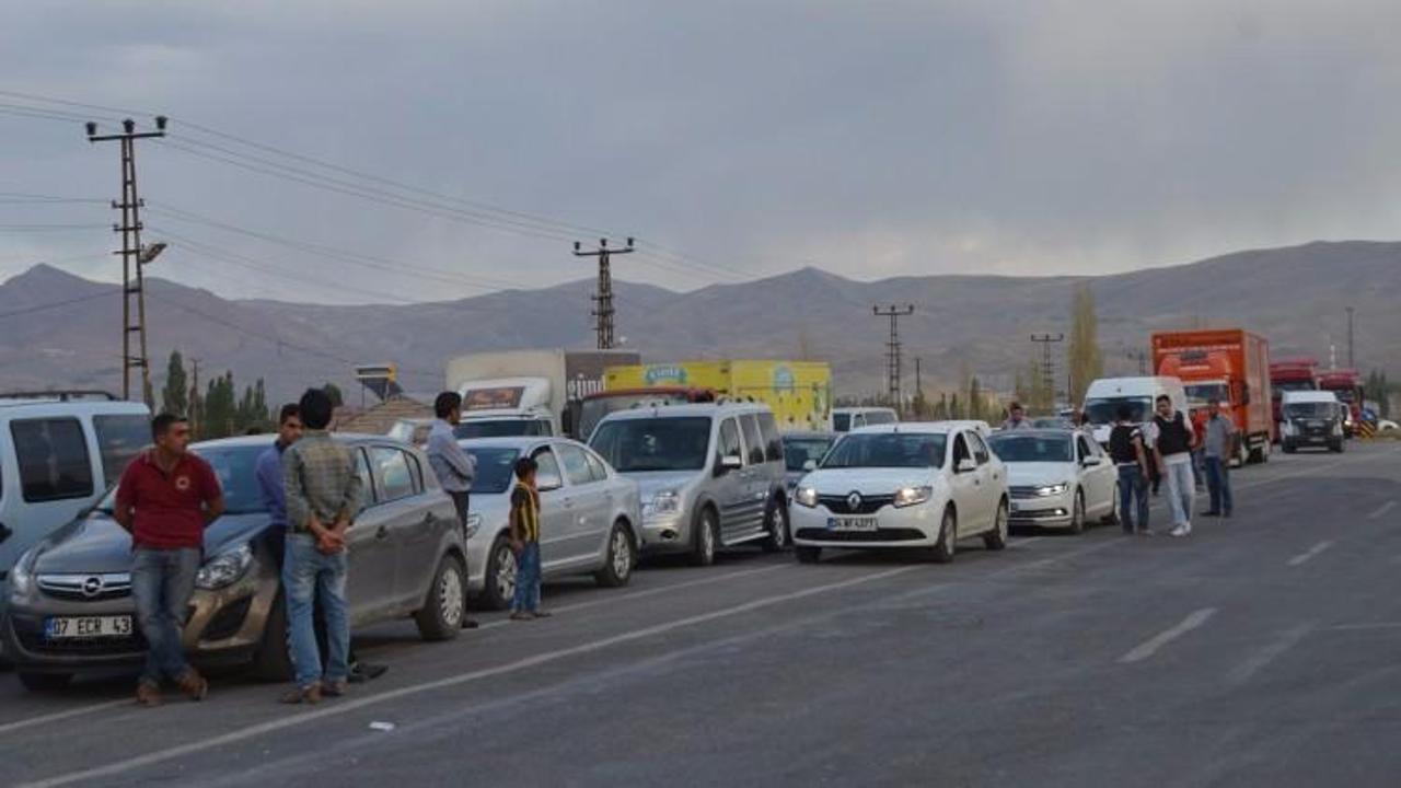PKK yol kesti: Araçları ateşe verdi!