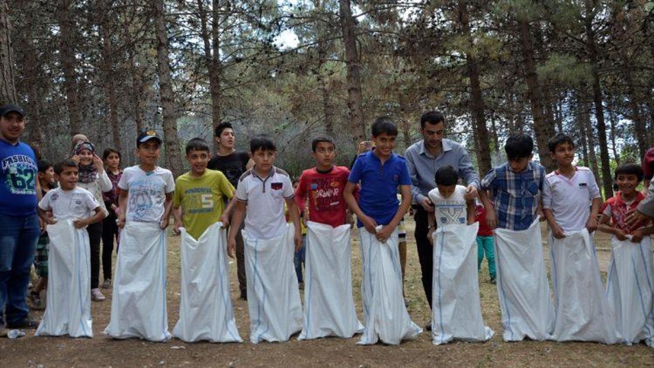 Suriyeli çocuklar piknikte gönüllerince eğlendi