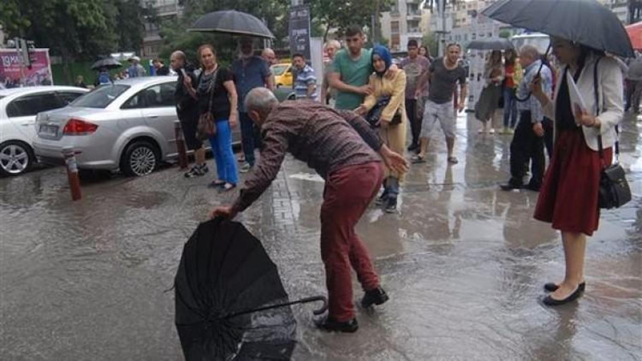 İzmir'de sağanak yağış hayatı felç etti