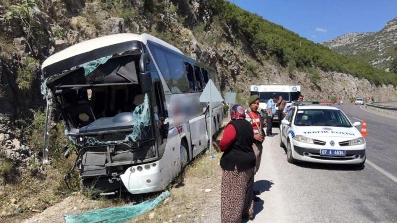 Yolcu otobüsü kayalara çarptı: 2 ölü