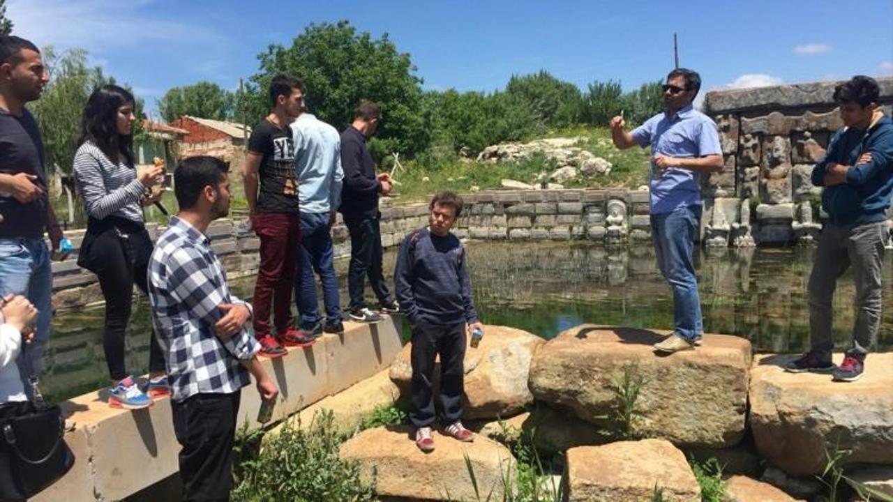 Beyşehir'de turizm bölümü öğrencileri tarihi mekanları gezdi