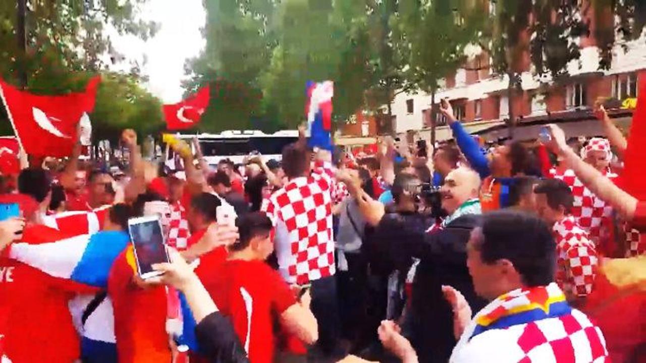 Türk ve Hırvat taraftarlar birlikte eğleniyor