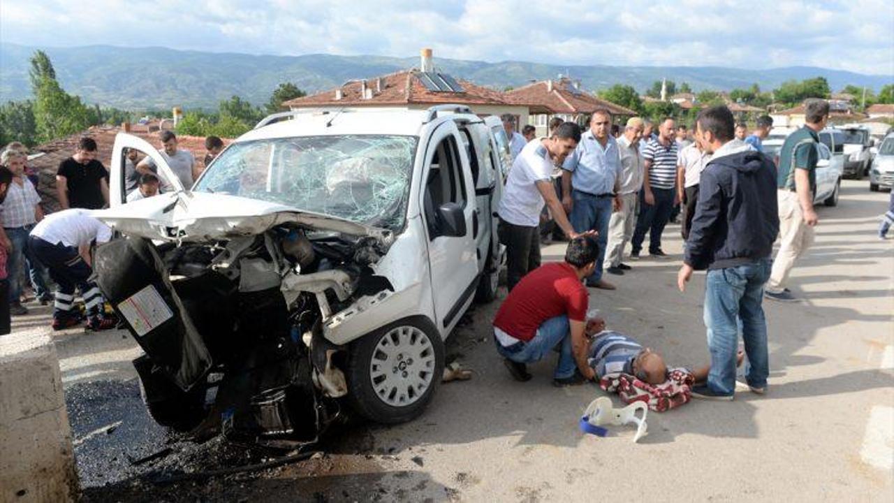 Hafif ticari araç istinat duvarına çarptı: 2 yaralı