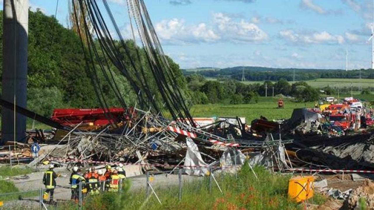 Almanya'da köprü çöktü: 2 kişi öldü