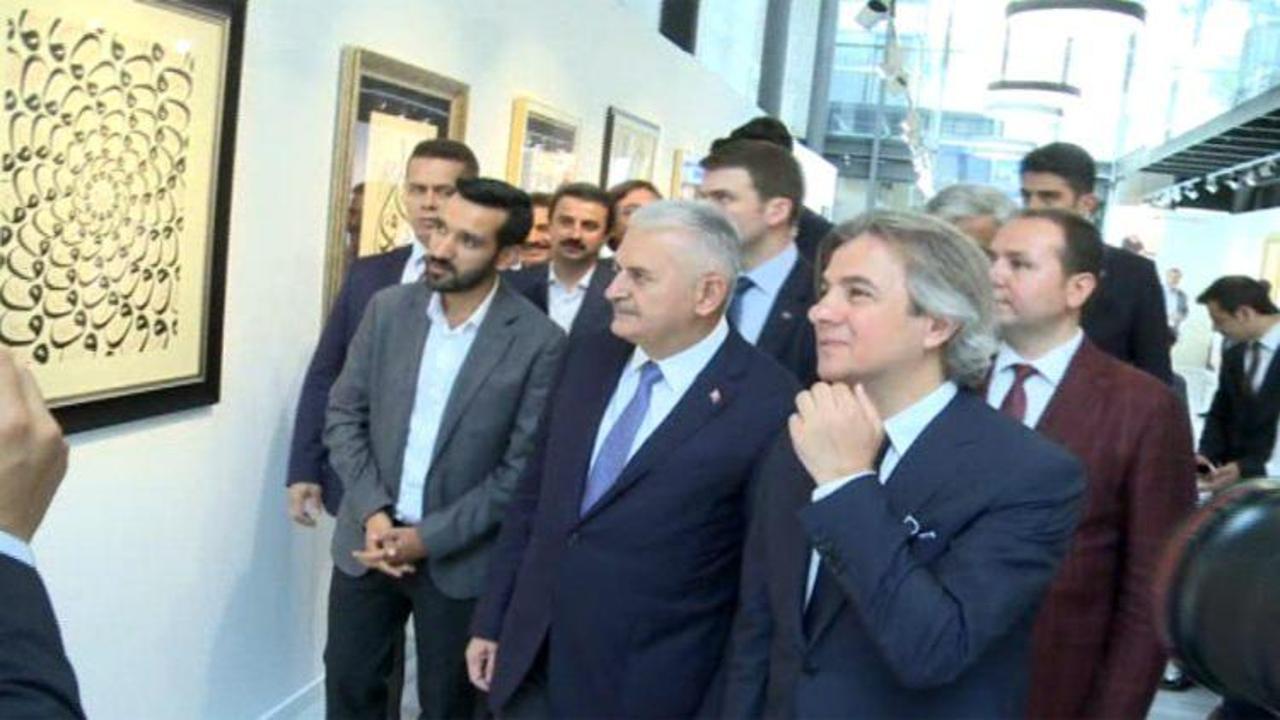 Başbakan Beyoğlu’nda hat sergisi gezdi