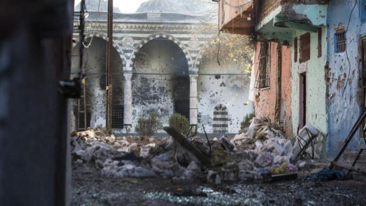 Teröristlerin zarar verdiği camiler onarılıyor
