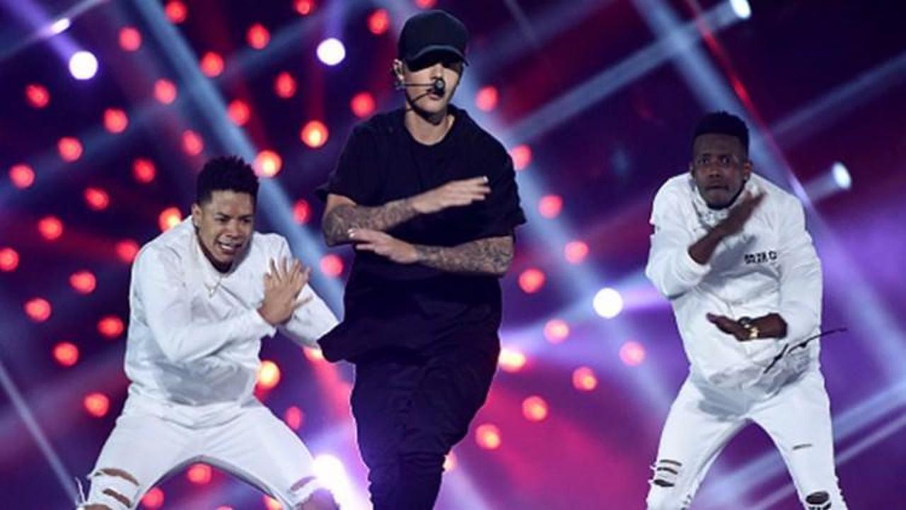 &Uuml;nl&uuml; şarkıcı sahneden d&uuml;şt&uuml;