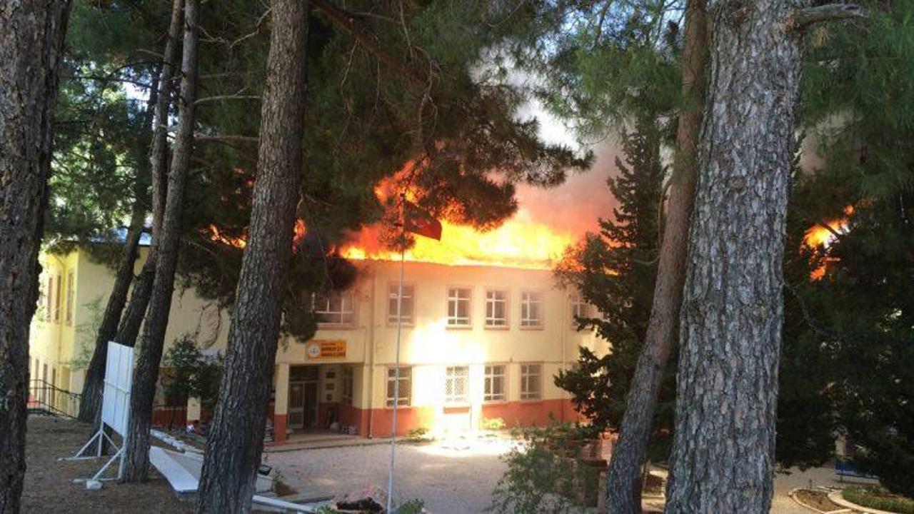 Antalya'da lisede yangın