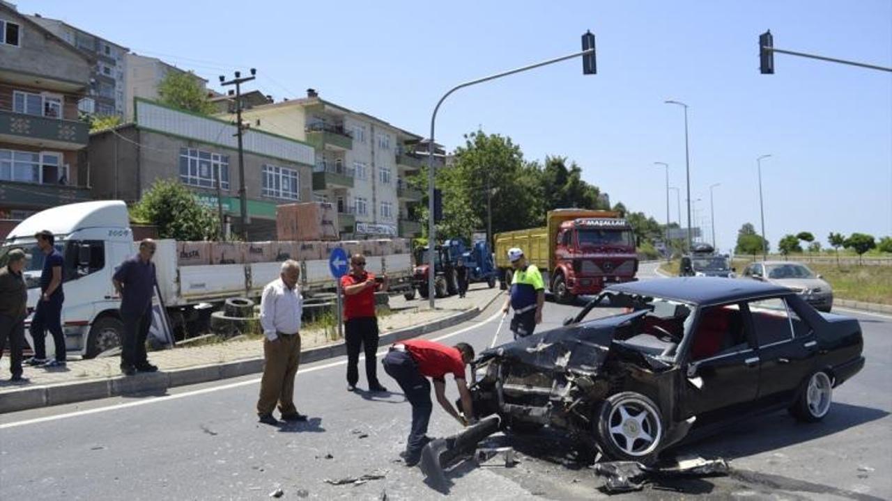 Zonguldak'ta otomobil kamyonla çarpıştı: 4 yaralı