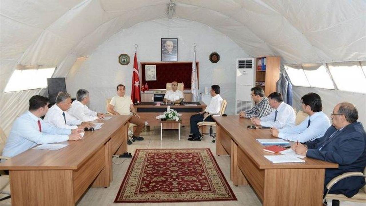 Adana Valisi Demirtaş, çadırkenti ziyaret etti