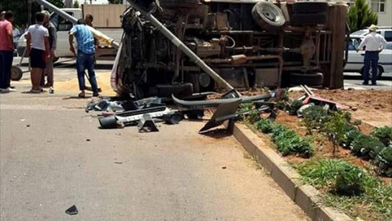 Şanlıurfa'da kamyon devrildi: 2 yaralı