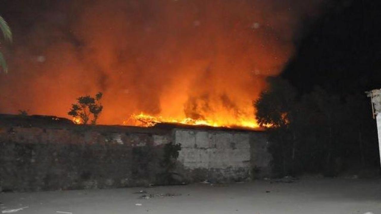 İzmir'de seramik deposunda yangın!