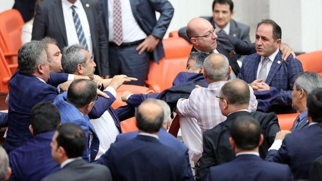 Meclis'te yumruklu kavga! AK Partili ve HDP'li...