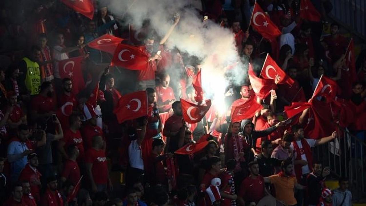 Yabancı taraftarlardan İstiklal Marşı yorumu