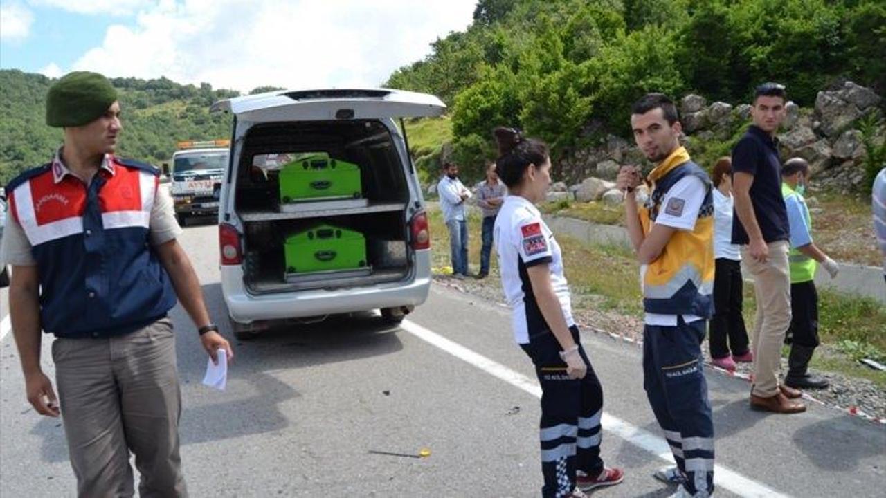 GÜNCELLEME- Sinop'ta tır ile otomobil çarpıştı: 5 ölü, 3 yaralı