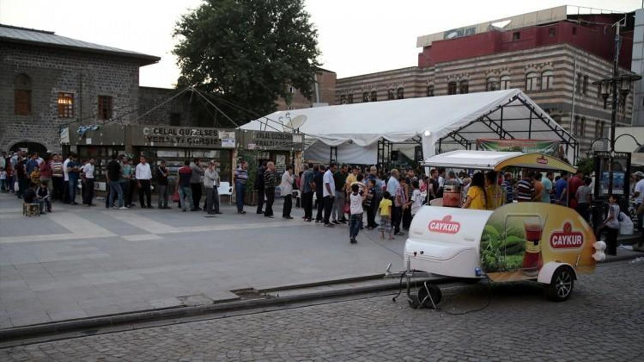 Terör mağdurlarına iftar sonrası çay ikramı