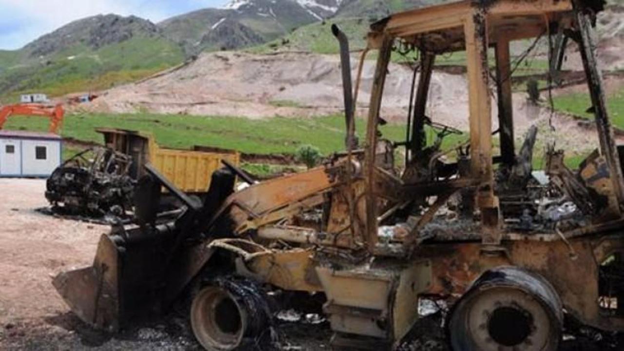 PKK'lılar şantiye basıp araçları ateşe verdi