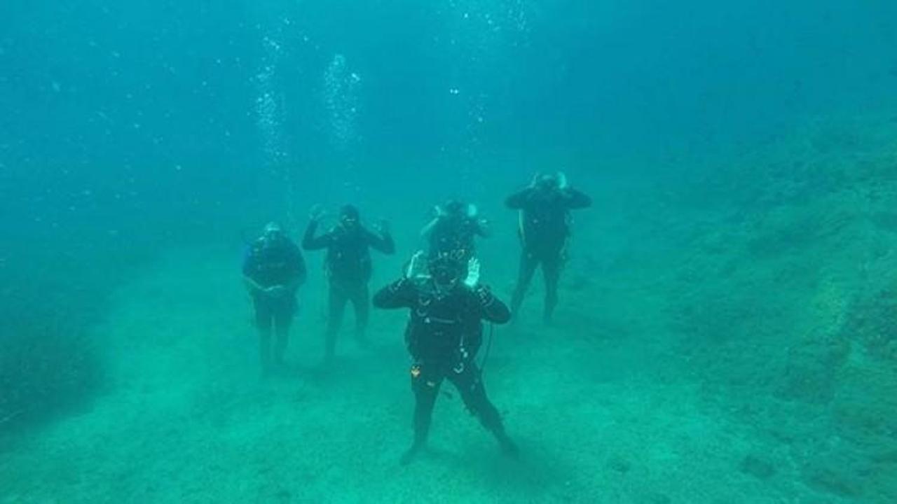 Su altında namaz kıldılar!