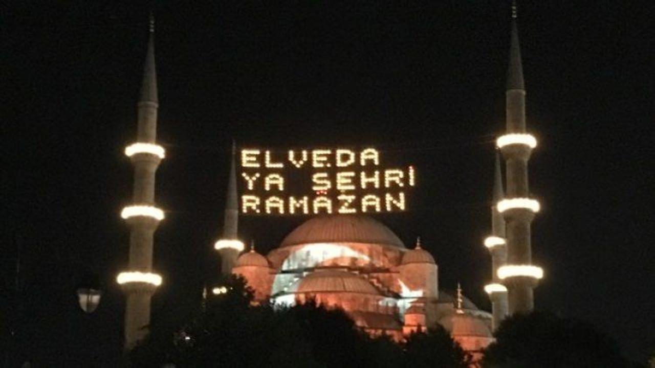 Sultanahmet Camii’ne Türk bayrağı yansıtıldı