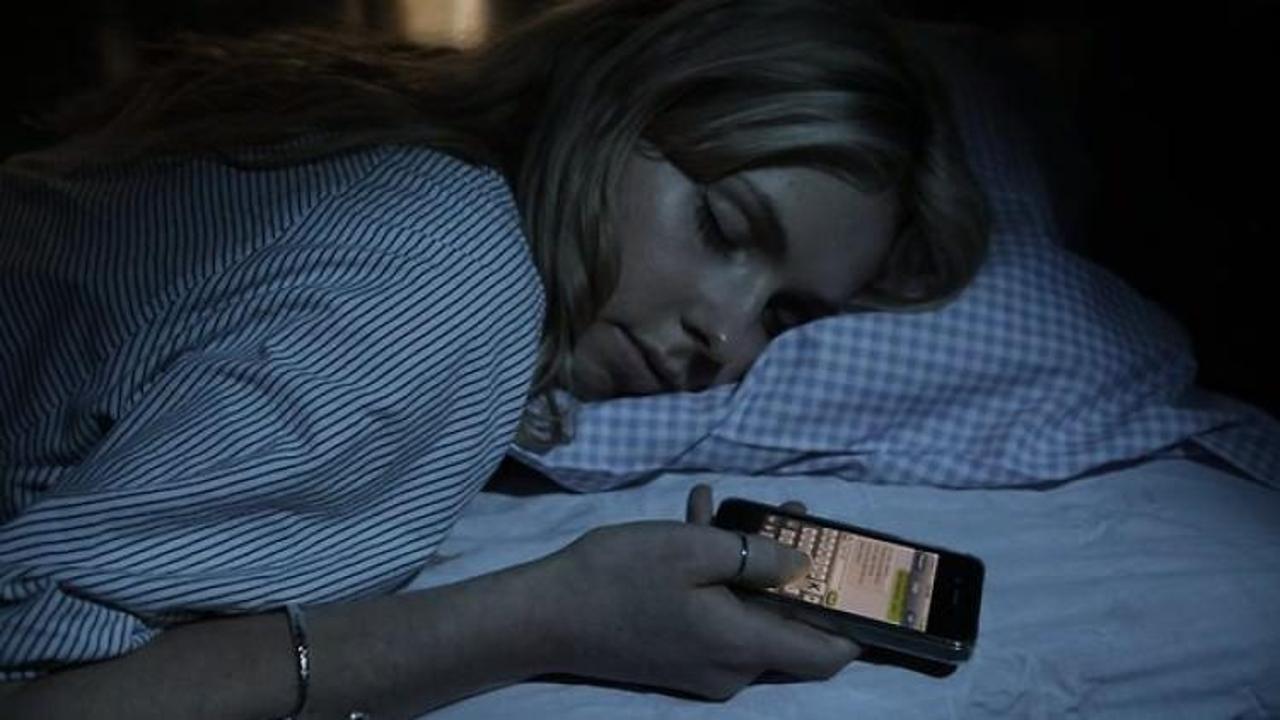 Yatakta telefon kullanmak körlüğe neden oluyor