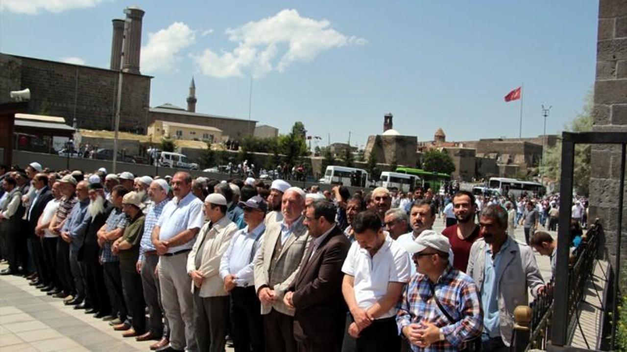 Erzurum'da demokrasi şehitleri için gıyabi cenaze namazı