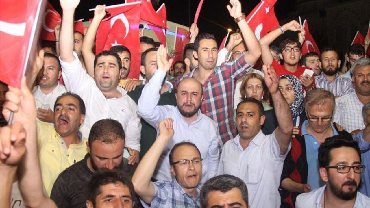 Türkiye darbe girişimine karşı ayaktı