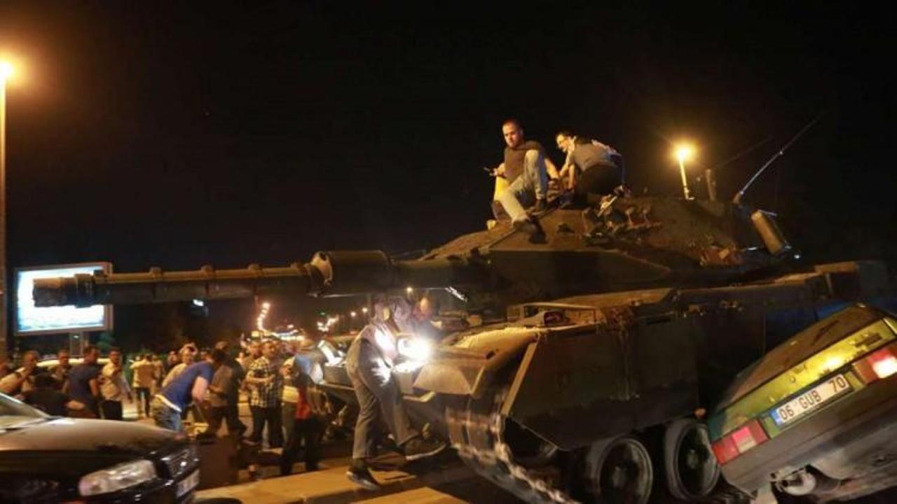 Demokrasi Şehitleri i&ccedil;in anlamlı hareket