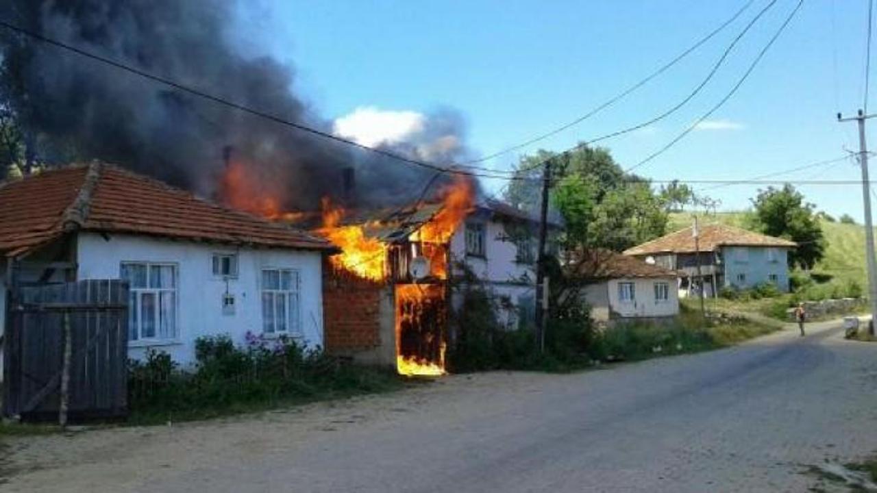 İnegöl'de 2 ev, 2 samanlık ve 1 ahır yandı