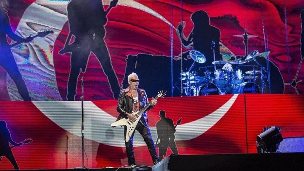 Türk Bayrağı önünde Scorpions konseri İstanbulluları coşturdu!