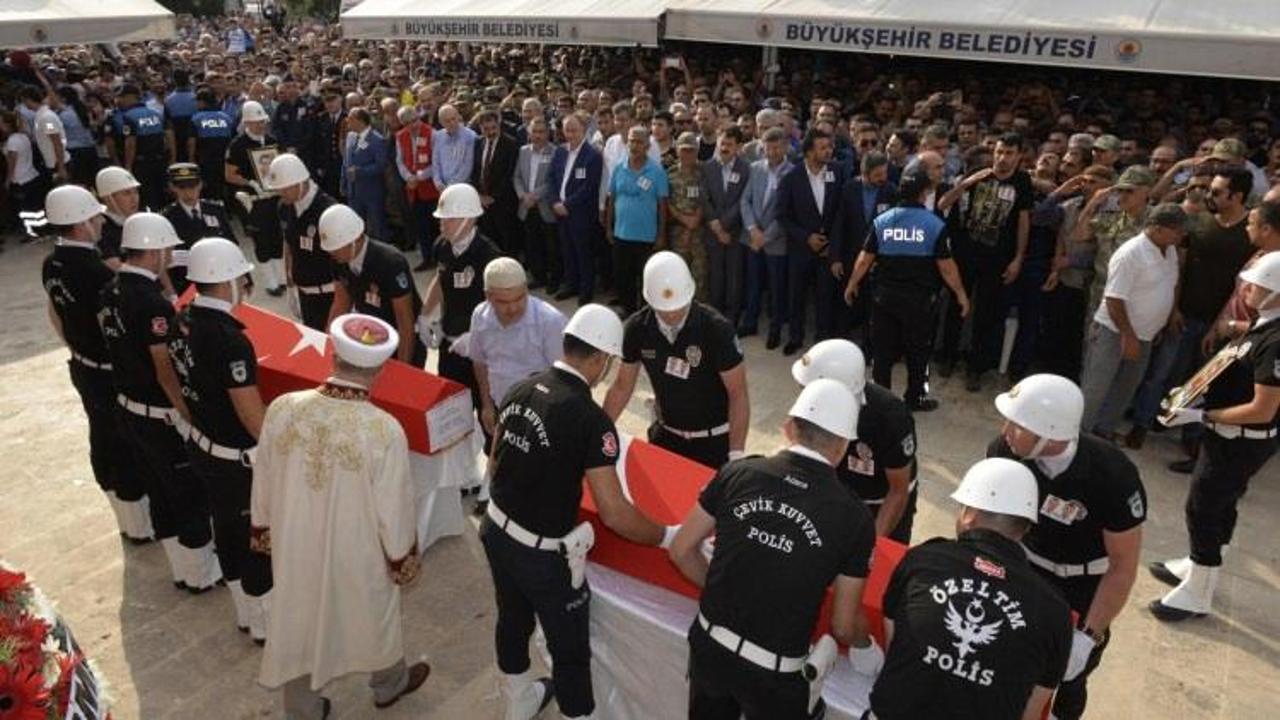 Şehit ikiz polisler g&ouml;zyaşlarıyla uğurlandı